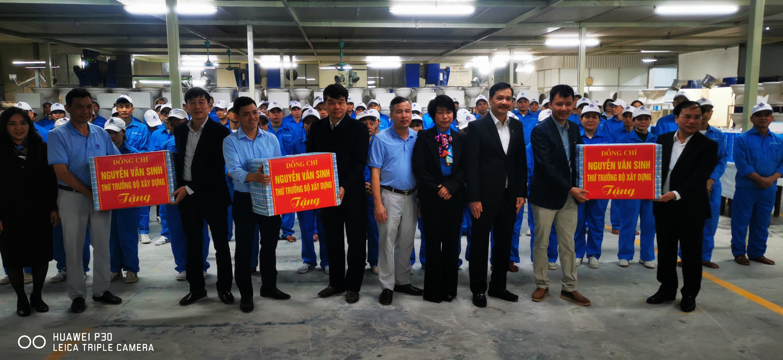 Thứ trưởng Bộ Xây dựng Nguyễn Văn Sinh, Lãnh đạo CĐXDVN thăm, tặng quà người lao động